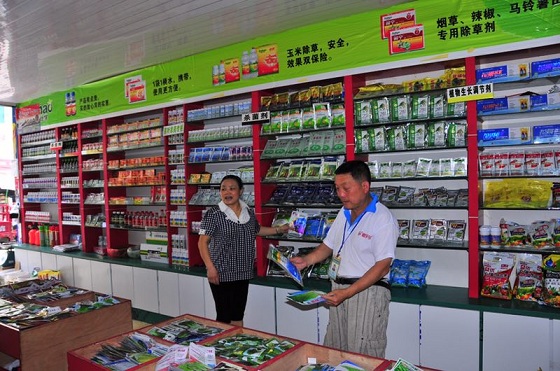 凤冈县供销社农资店充足的农资商品.jpg