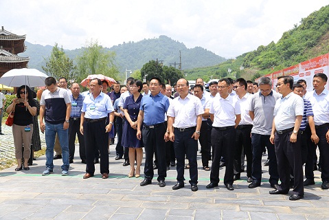 7月31日贵州省副省长吴强、黔南州副州长文永生，福泉市委书记郭正勇，市委副书记、市长曾薇视频福泉，.jpg